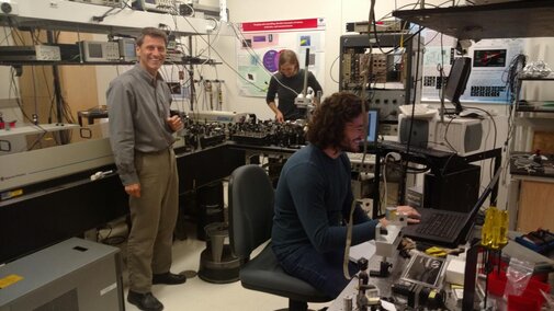 Herman Batelaan working in his lab