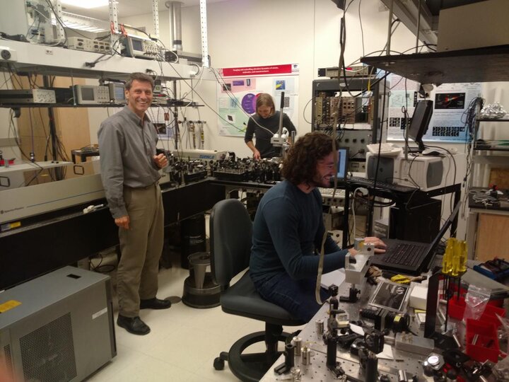 Herman Batelaan working in his lab